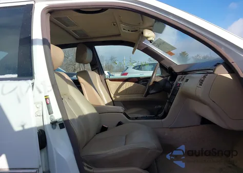 1997 Mercedes-Benz E 320 z USA, uszkodzony, nr VIN WDBJF55F4VJ025240